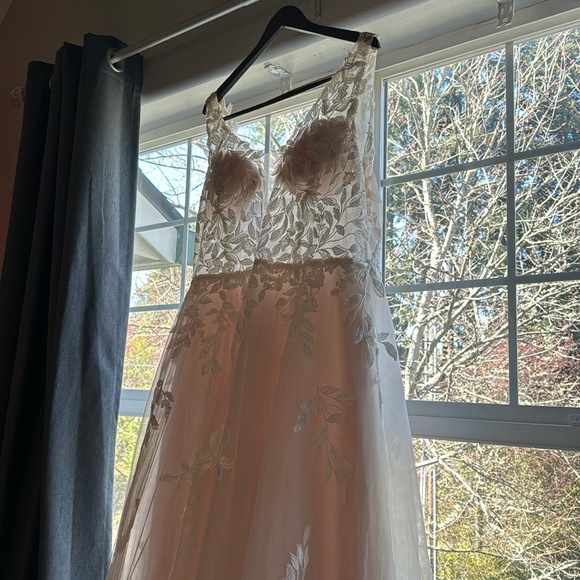 CHARMING LACE AND TULLE A-LINE
WEDDING DRESS SIZE 24. - Picture 8 of 12